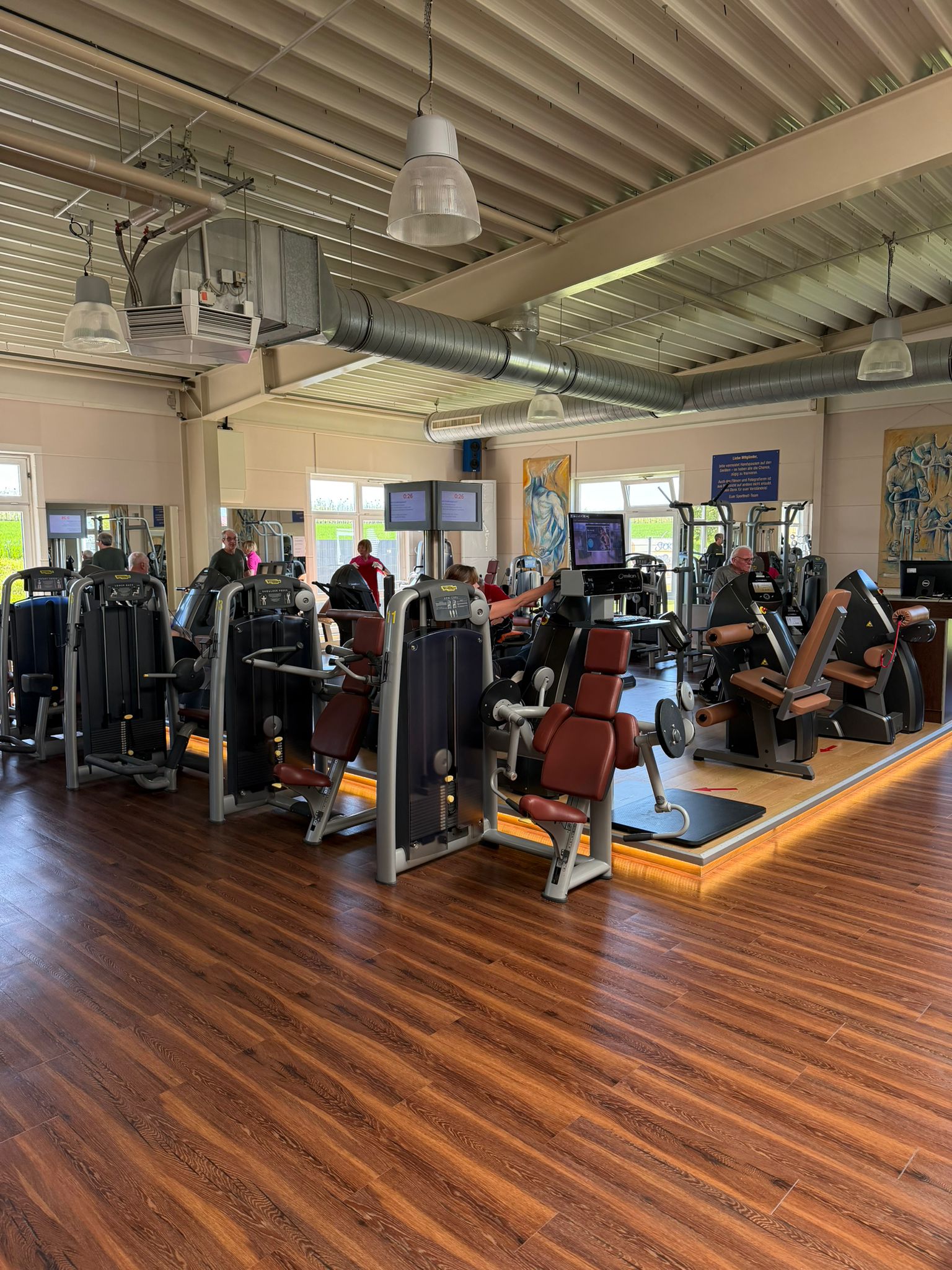 Sporttreff, moderner Trainingsbereich mit Ger&auml;ten